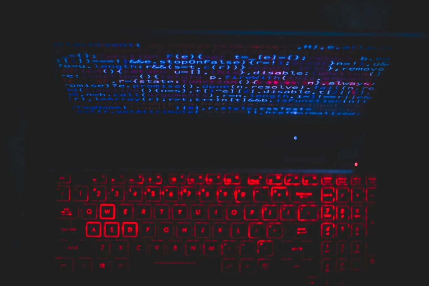 Qorong'i ofisda dasturchi monitorida backend kod va ma'lumotlar bazasi sxemasi