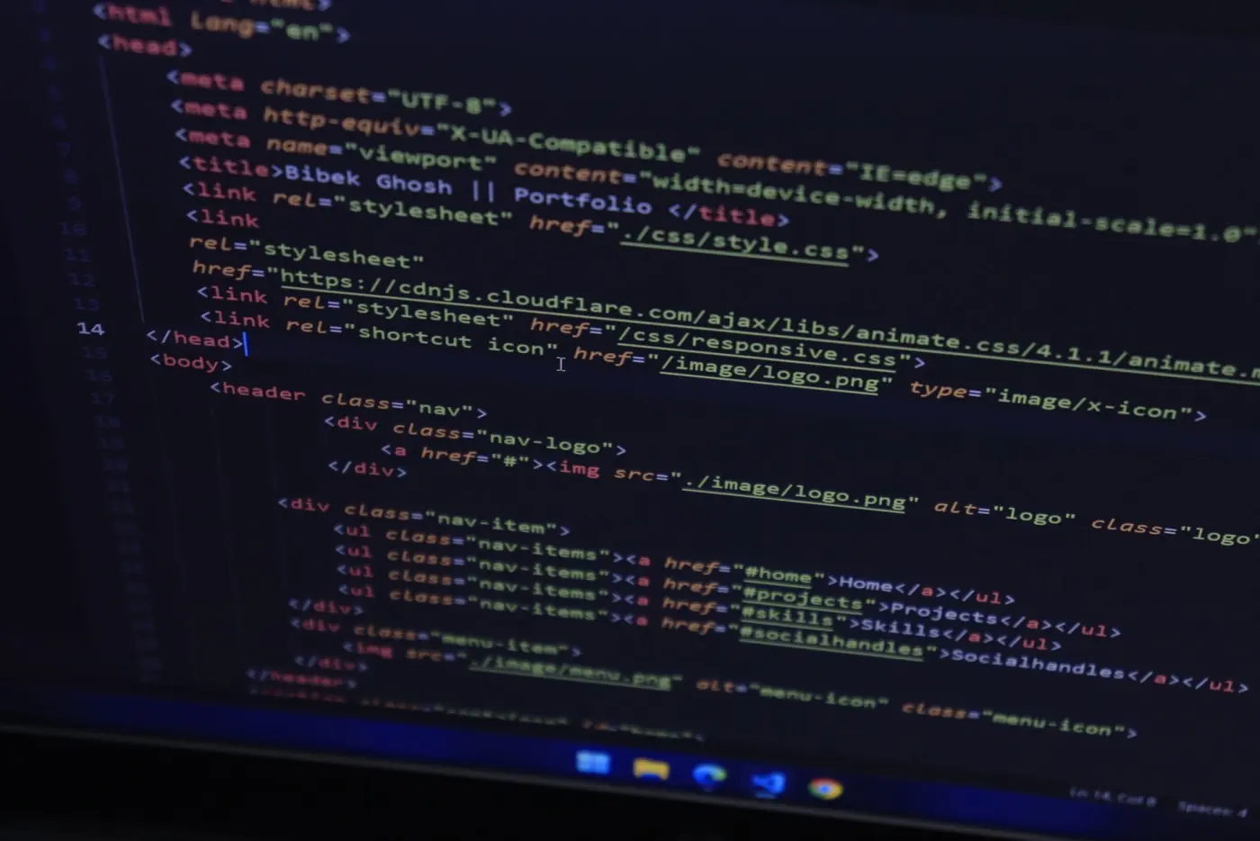 Dasturchi ekranidagi HTML va CSS kodi