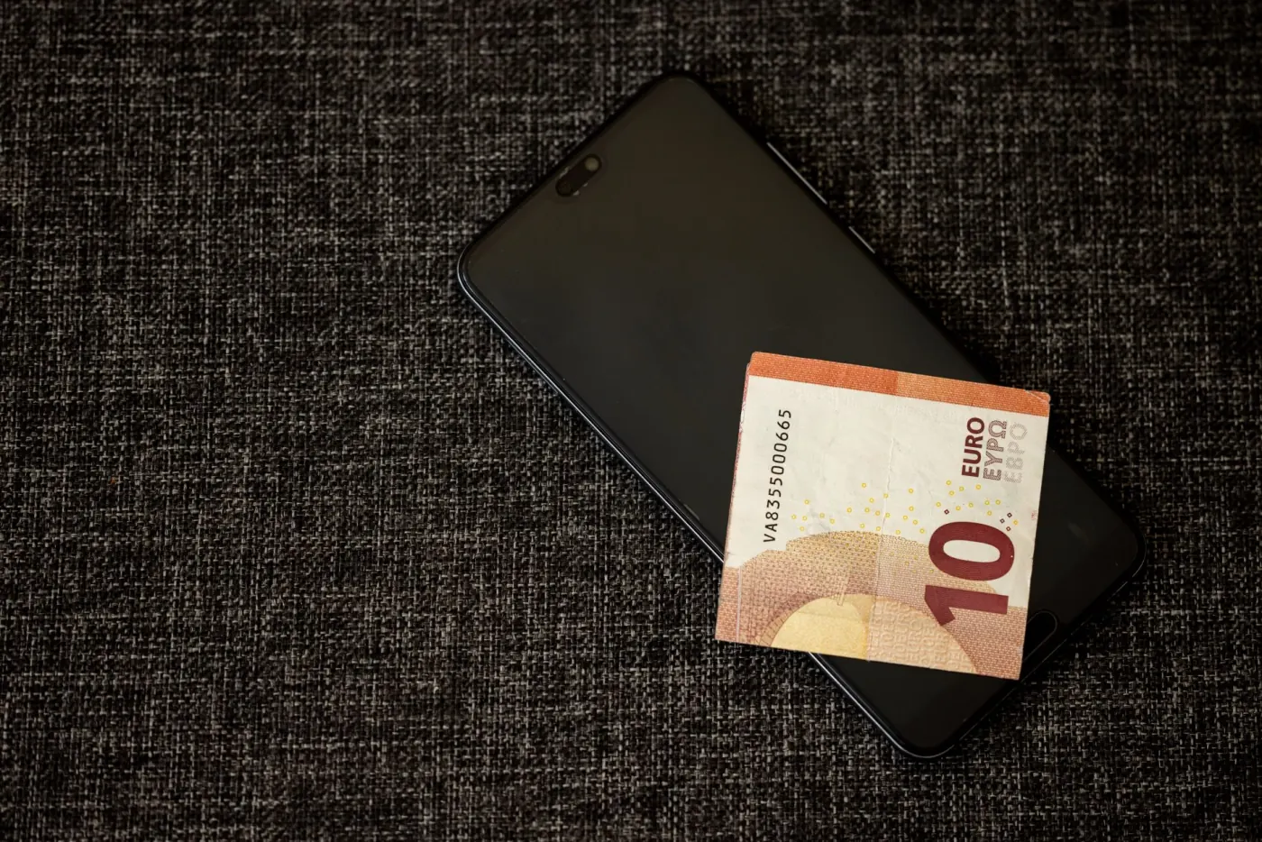 Frilanser noutbukda xalqaro to'lovni tekshirmoqda, qo'lida bank kartasi