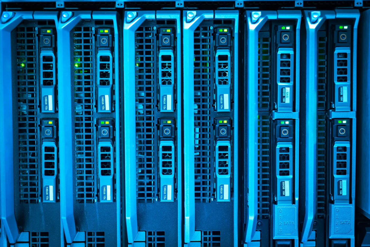 Data-markazdagi yoritilgan server tokchalari